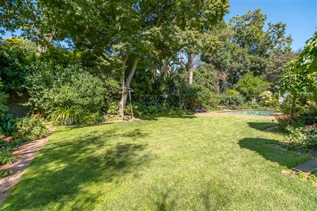 Charming home with two income-generating cottages. - M126481