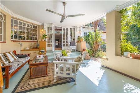 Charming home with two income-generating cottages. - M126481