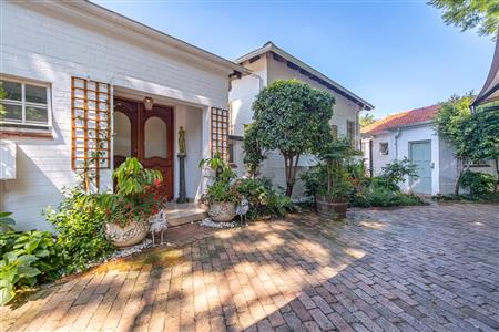 Charming home with two income-generating cottages. - M126481