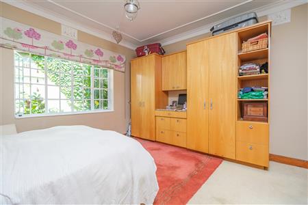 Charming home with two income-generating cottages. - M126481