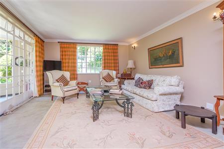 Charming home with two income-generating cottages. - M126481