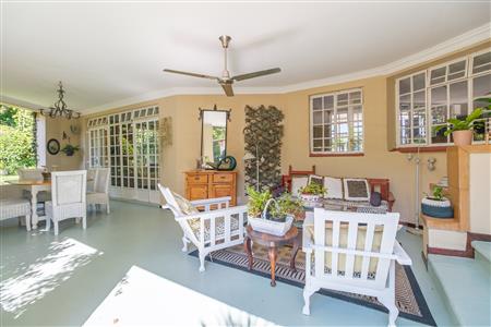 Charming home with two income-generating cottages. - M126481
