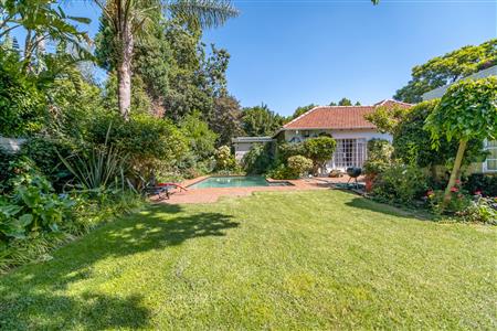 Charming home with two income-generating cottages. - M126481