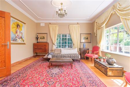 Charming home with two income-generating cottages. - M126481