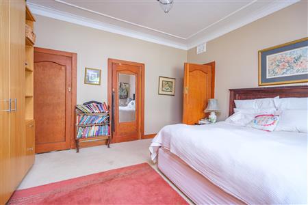 Charming home with two income-generating cottages. - M126481