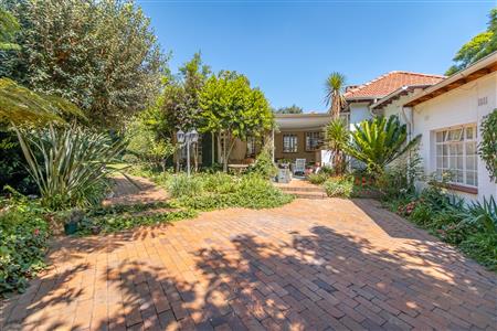 Charming home with two income-generating cottages. - M126481