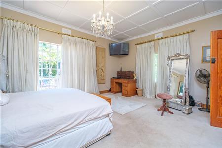 Charming home with two income-generating cottages. - M126481