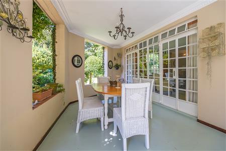 Charming home with two income-generating cottages. - M126481