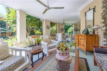 Charming home with two income-generating cottages. - M126481