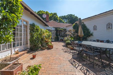 Charming home with two income-generating cottages. - M126481