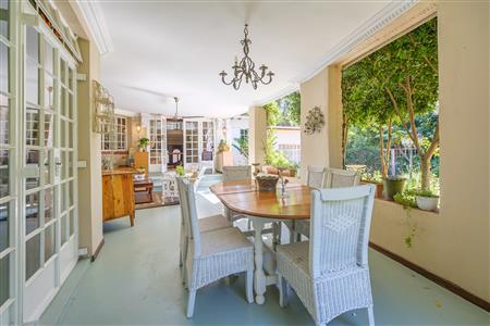 Charming home with two income-generating cottages. - M126481
