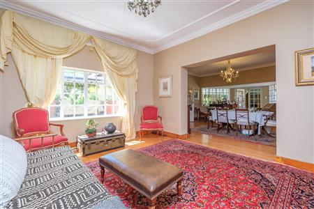 Charming home with two income-generating cottages. - M126481