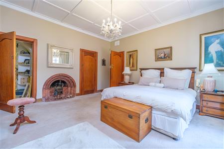 Charming home with two income-generating cottages. - M126481