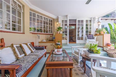 Charming home with two income-generating cottages. - M126481