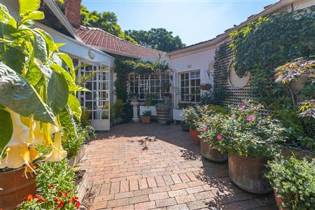 Charming home with two income-generating cottages. - M126481