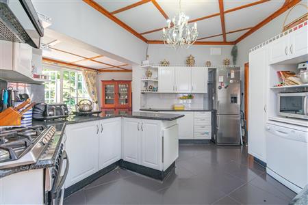 Charming home with two income-generating cottages. - M126481