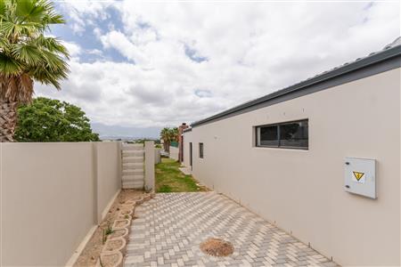 False - House For Sale in Paarl North, Paarl, Western Cape - M126496