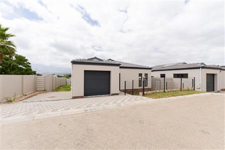 False - House For Sale in Paarl North, Paarl, Western Cape - M126496