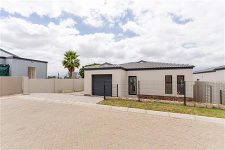 False - House For Sale in Paarl North, Paarl, Western Cape - M126496