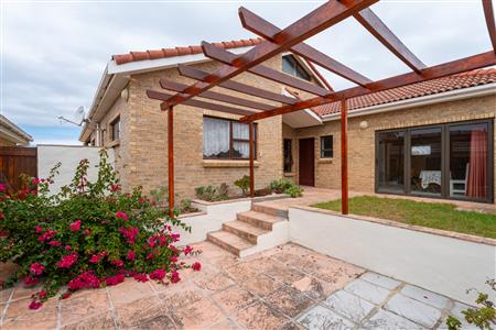 False - House withdrawn in Oceanview Heights, Struisbaai - M126617