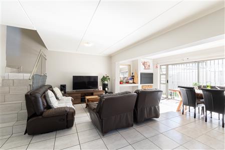 False - Townhouse For Sale in Brackenfell South, Brackenfell, Western Cape - M126637