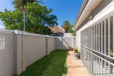False - Townhouse For Sale in Brackenfell South, Brackenfell, Western Cape - M126637