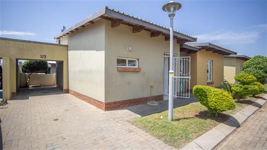 False - Apartment For Sale in Waterval East, Rustenburg, North West - M126642