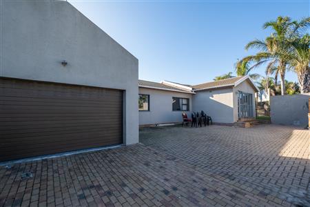 House For Sale in Protea Heights, Brackenfell, Western Cape - M126648