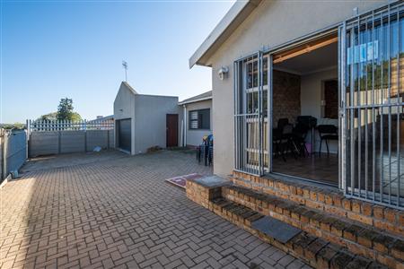 House For Sale in Protea Heights, Brackenfell, Western Cape - M126648