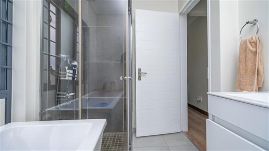 Townhouse For Sale in Fourways, Sandton, Gauteng - M126672