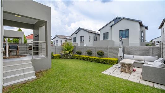 Townhouse For Sale in Fourways, Sandton, Gauteng - M126672