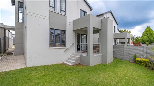 Townhouse For Sale in Fourways, Sandton, Gauteng - M126672