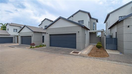 Townhouse For Sale in Fourways, Sandton, Gauteng - M126672