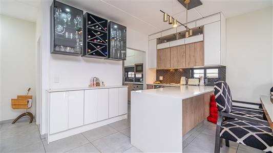 Townhouse For Sale in Fourways, Sandton, Gauteng - M126672