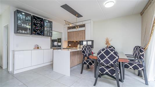Townhouse For Sale in Fourways, Sandton, Gauteng - M126672