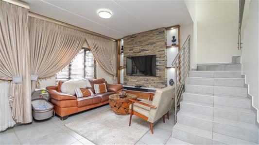 Townhouse For Sale in Fourways, Sandton, Gauteng - M126672