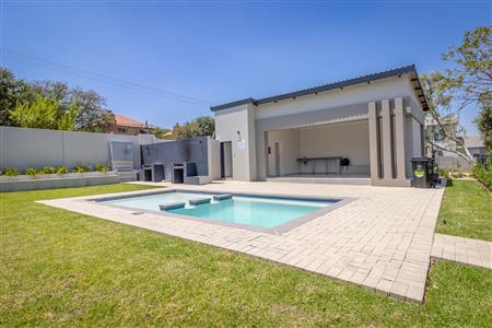 Townhouse For Sale in Fourways, Sandton, Gauteng - M126672