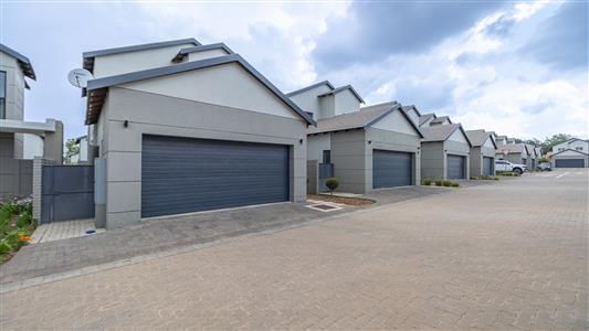 Townhouse For Sale in Fourways, Sandton, Gauteng - M126672