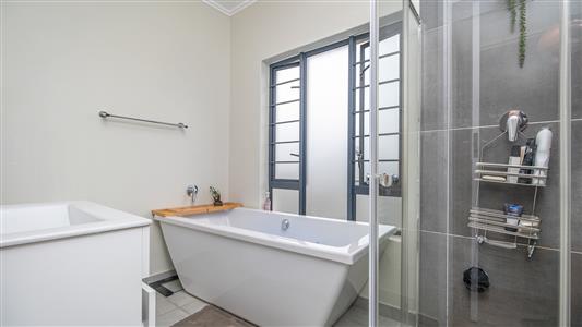 Townhouse For Sale in Fourways, Sandton, Gauteng - M126672