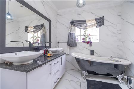 False - House For Sale in Heidelberg Proper, Heidelberg, Gauteng - M126764