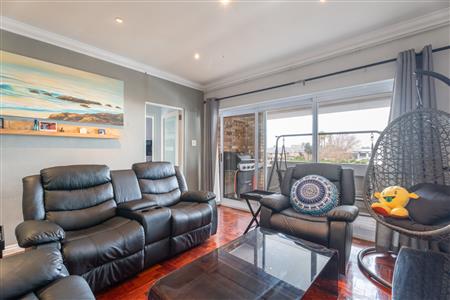 False - Apartment For Sale in Pinelands, Cape Town, Western Cape - M124099