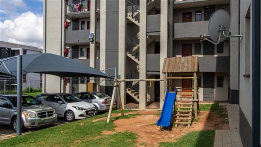 Apartment For Sale in Fleurhof, Roodepoort, Gauteng - M126792