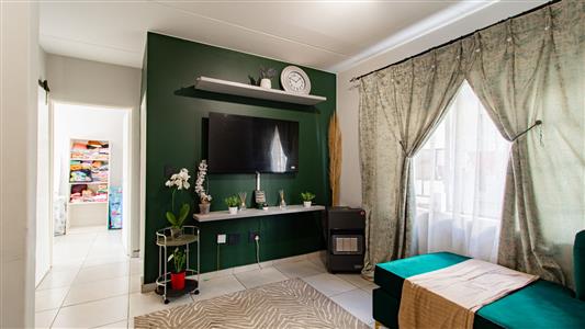 Apartment For Sale in Fleurhof, Roodepoort, Gauteng - M126792