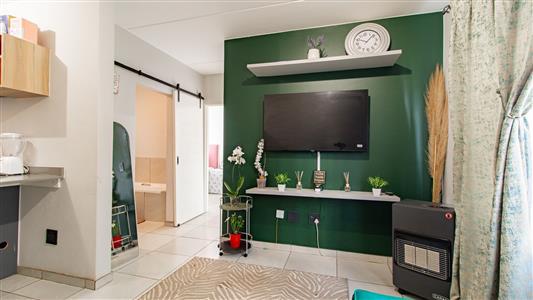 Apartment For Sale in Fleurhof, Roodepoort, Gauteng - M126792