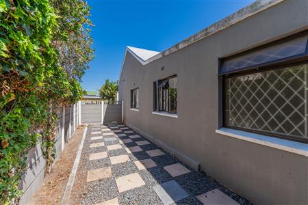 House Sold in Harfield Village, Claremont, Cape Town, Western Cape - M126794