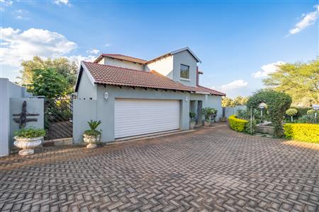 House For Sale in Pinehaven, Krugersdorp, Gauteng - M126906