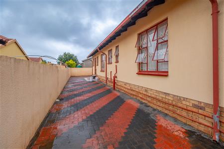 House For Sale in Tlhabane West, Rustenburg, North West - M126947