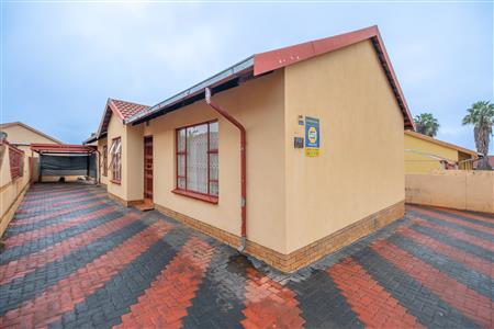 House For Sale in Tlhabane West, Rustenburg, North West - M126947