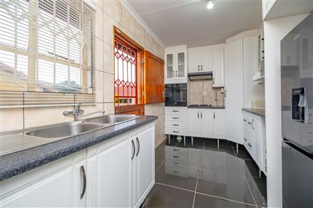 House For Sale in Tlhabane West, Rustenburg, North West - M126947
