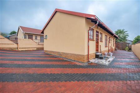 House For Sale in Tlhabane West, Rustenburg, North West - M126947